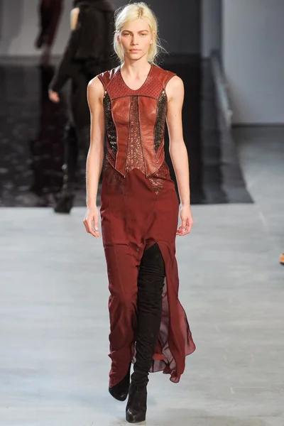 Look 16
